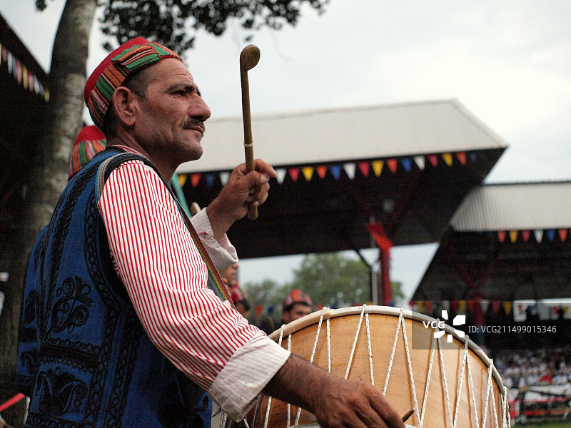 土耳其埃迪尔内，柯克皮纳尔摔跤节上的传统音乐家图片素材