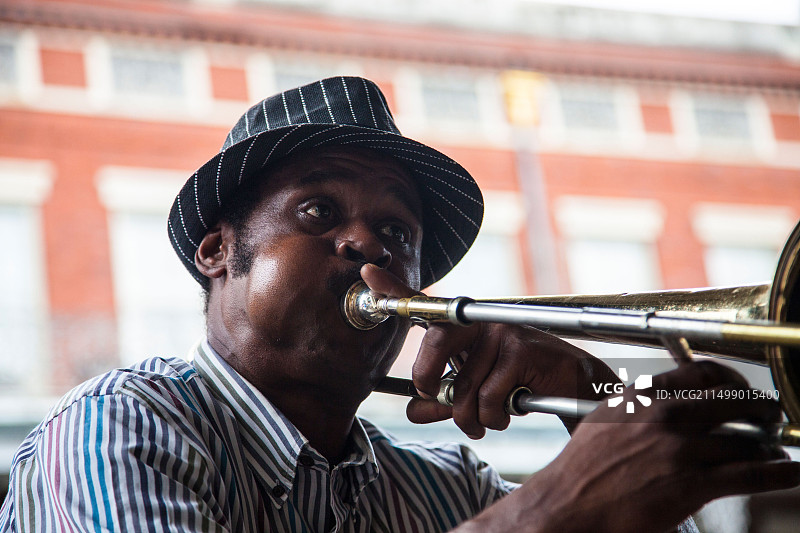 在新奥尔良法国区演奏长号的爵士音乐家图片素材