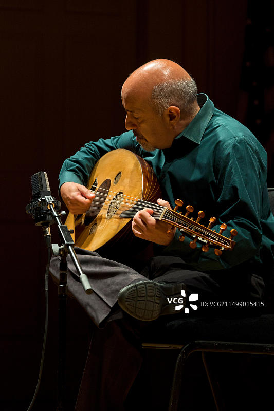 Ara Dinkjian，演奏乌德琴的亚美尼亚民间音乐家 - 美国图片素材