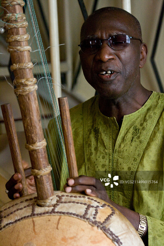 塞内加尔达喀尔科尔恩德耶餐厅的科拉琴传统音乐图片素材