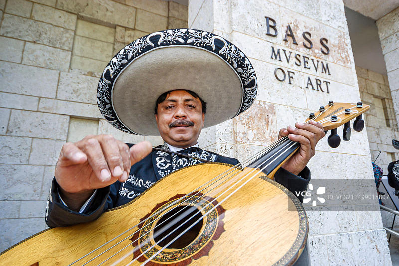 迈阿密海滩，佛罗里达州，柯林斯公园墨西哥五月五日节庆典，墨西哥流浪乐队音乐家图片素材