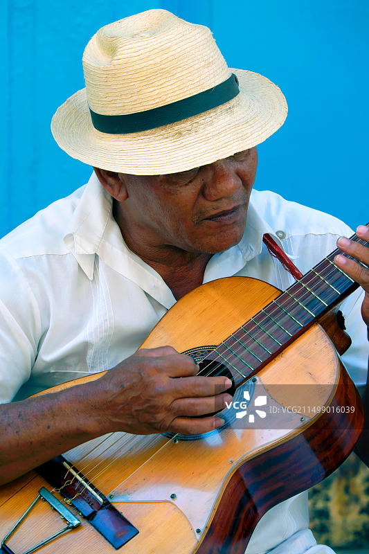 在古巴哈瓦那主教街演奏吉他的街头艺人图片素材