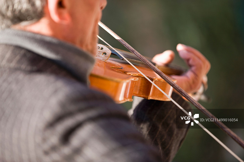 意大利威尼斯多尔索杜罗区演奏小提琴的街头音乐人图片素材