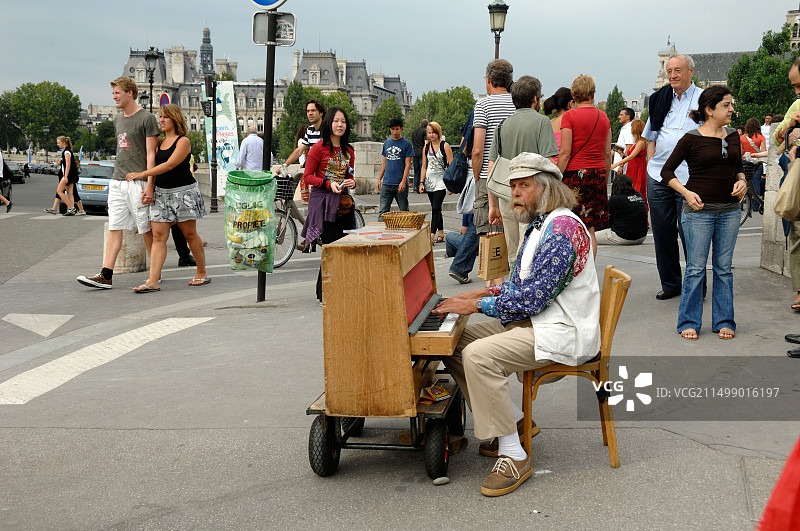 游客和街头音乐家在巴黎主教桥演奏钢琴图片素材