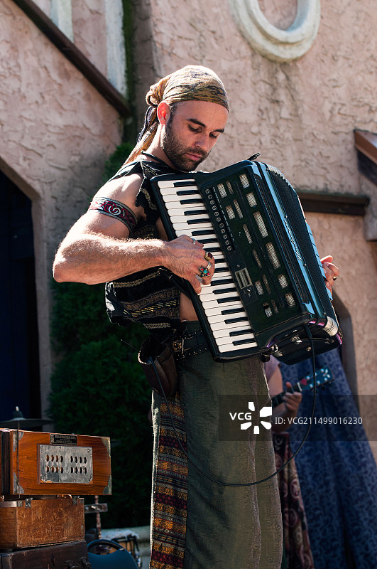 在马里兰文艺复兴节上表演的手风琴演奏者图片素材