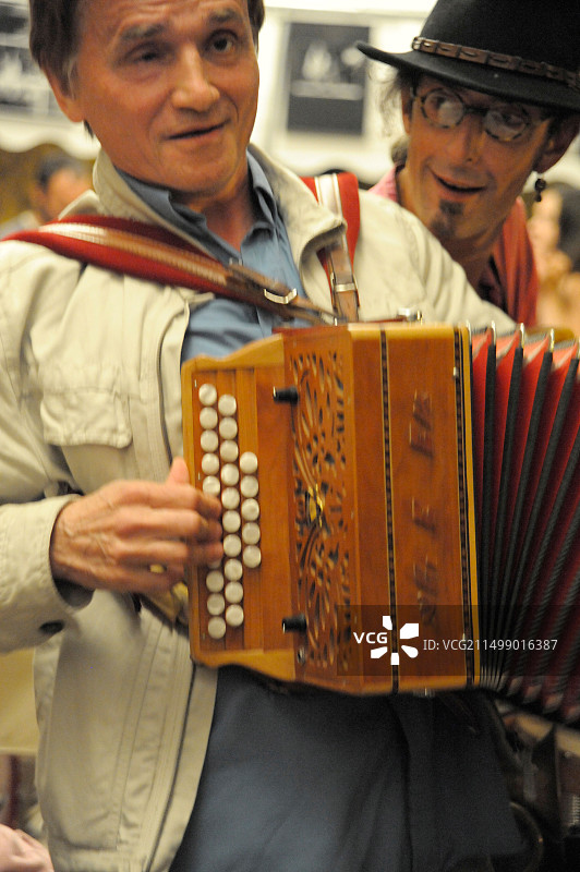 音乐家在法国咖啡馆酒吧演奏音阶手风琴图片素材