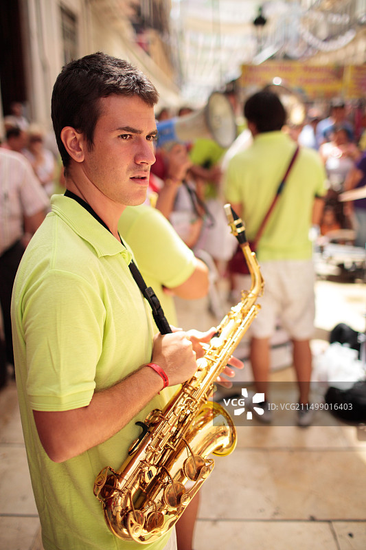 西班牙马拉加节日的街头音乐家图片素材
