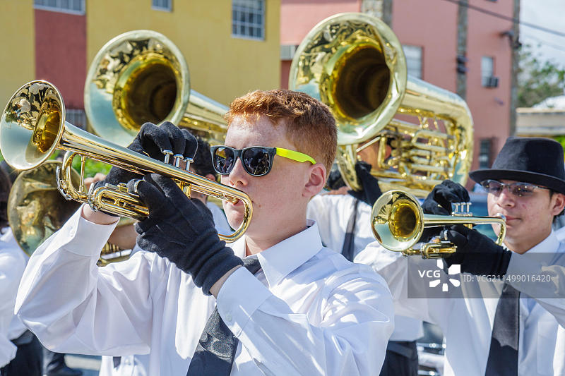 美国佛罗里达州小哈瓦那Calle Ocho三王节西班牙裔宗教庆典游行音乐家演奏铜管乐器图片素材