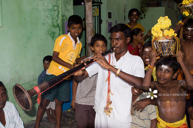 印度泰米尔纳德邦库姆巴科纳姆印度教大宝森节游行音乐家演奏纳达斯瓦拉姆小号图片素材