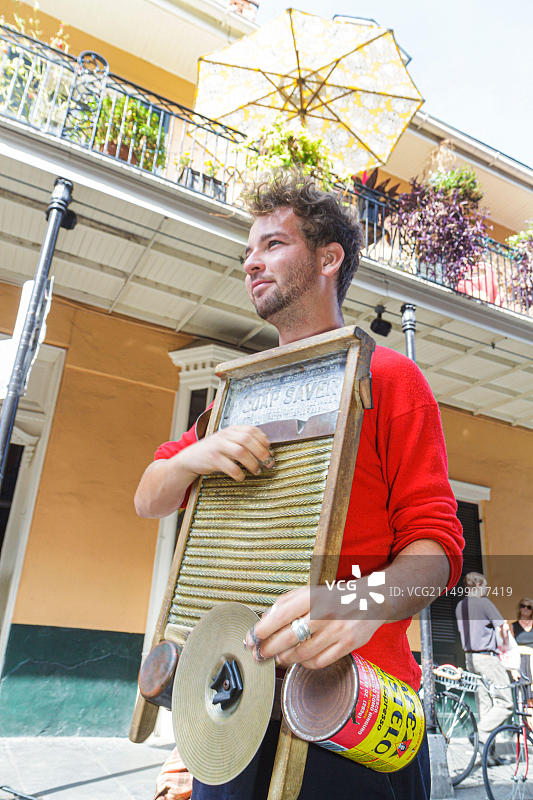 路易斯安那州新奥尔良法国区皇家街街头表演者卖艺小费Tuba Skinny乐队音乐家爵士蓝调街头艺人乐器洗衣板图片素材