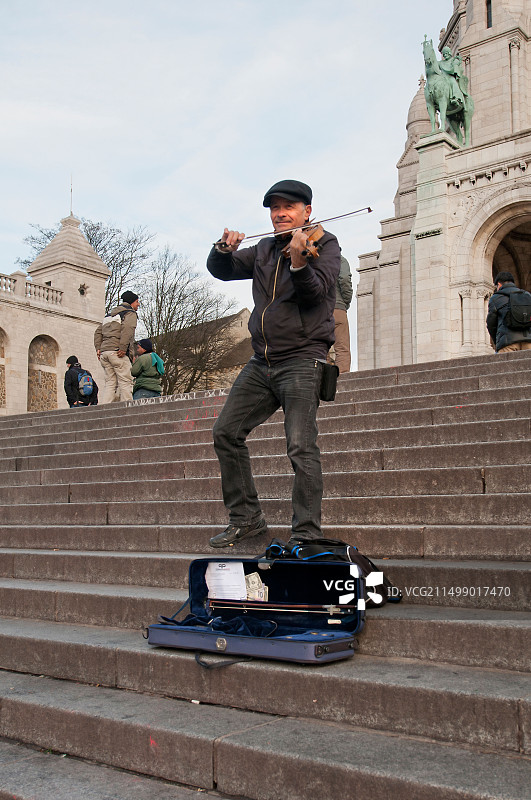 巴黎圣心大教堂前的街头小提琴艺人图片素材