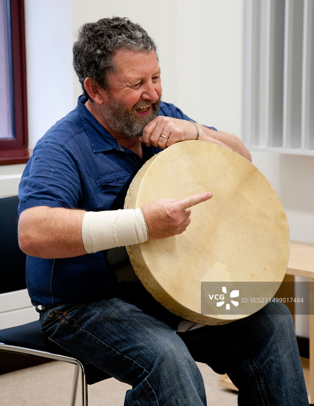 传统爱尔兰音乐家Tommy Hayes，博德兰鼓演奏者图片素材