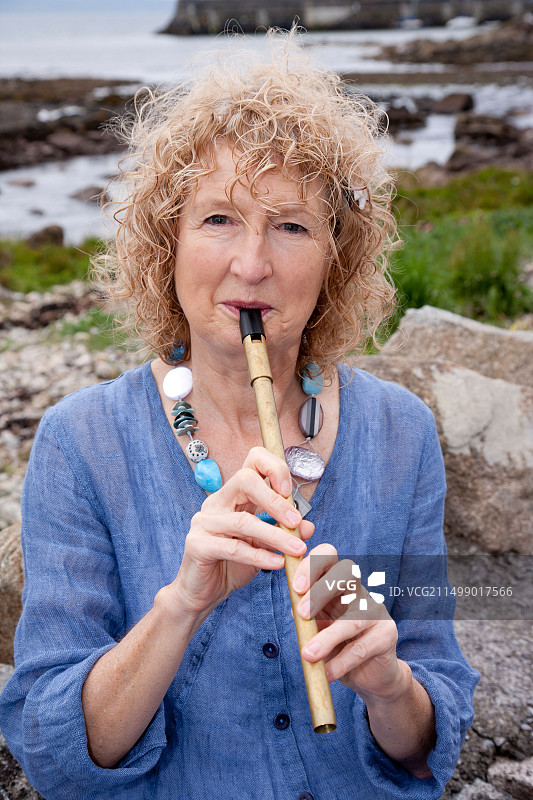 玛丽·伯金，爱尔兰传统音乐家，哨子演奏者图片素材