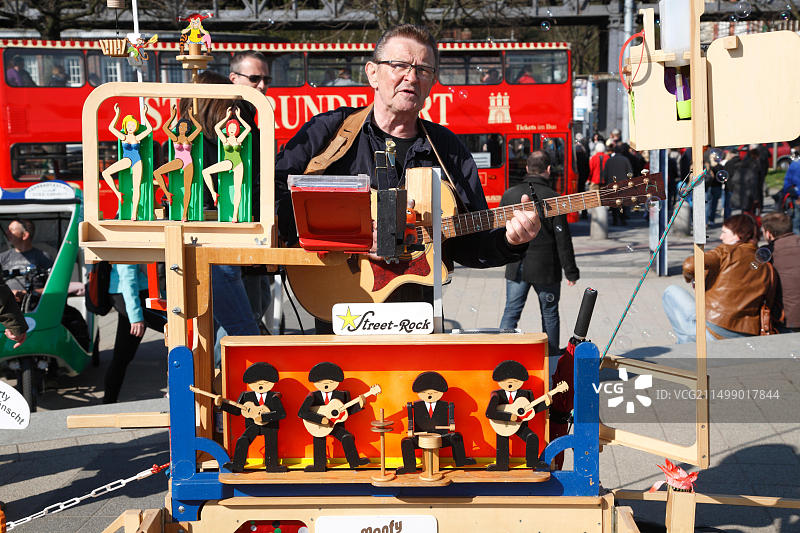 德国汉堡港口Landungsbruecken的街头音乐家图片素材