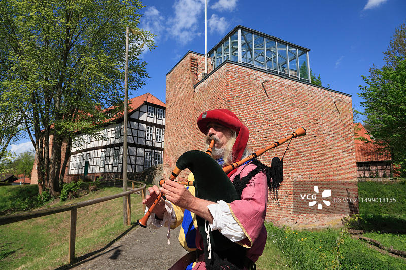 音乐家在德国下萨克森州于尔岑的博登泰希城堡图片素材