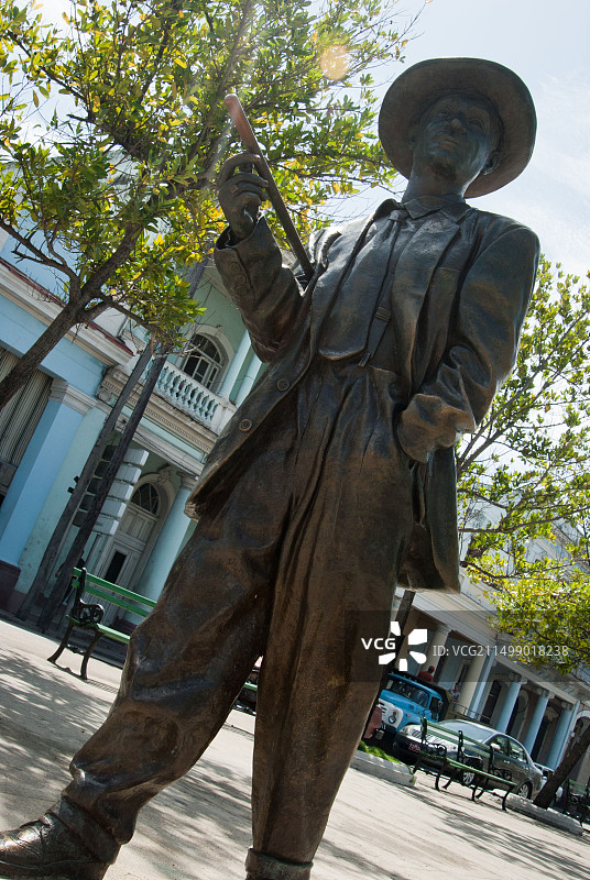 西恩富戈斯的古巴音乐家本尼·莫尔雕像图片素材