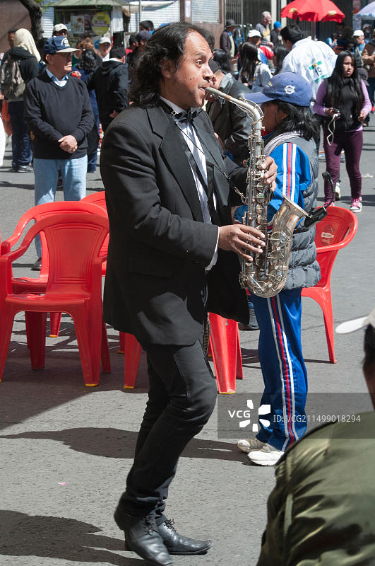 玻利维亚拉巴斯行人日爵士音乐家表演图片素材