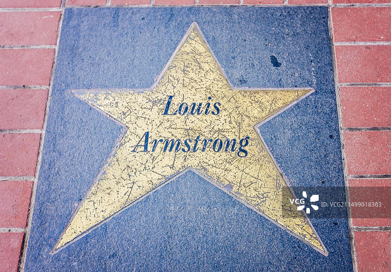 爵士音乐家路易斯·阿姆斯特朗的金色星星位于田纳西州孟菲斯奥芬剧院前的人行道上图片素材