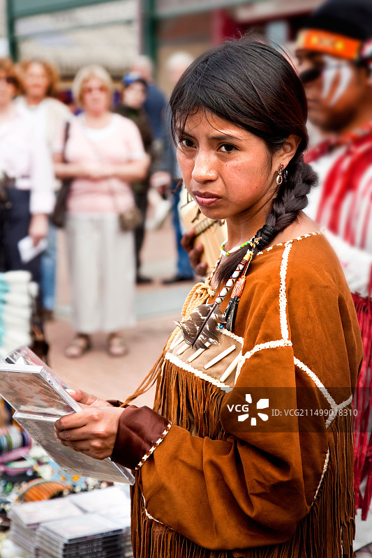 英国克利夫兰哈特尔浦码头高桅横帆船赛期间的音乐家图片素材