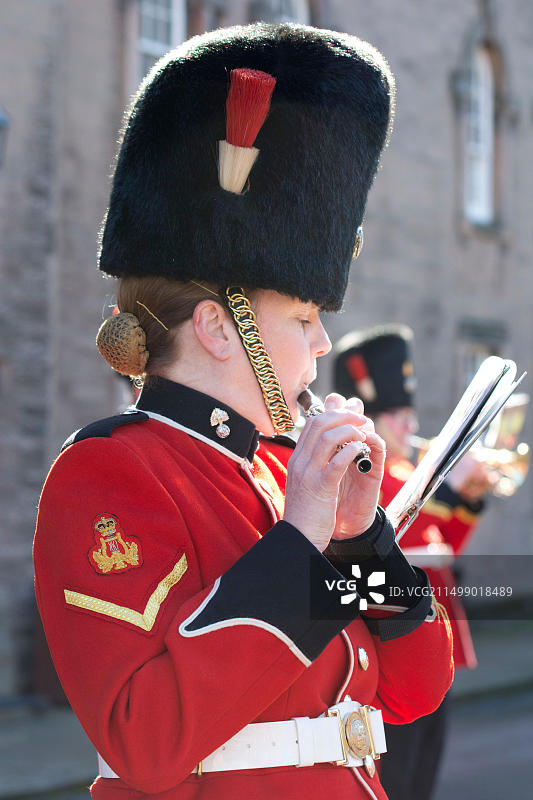 一名陆军后备队第五营皇家燧发枪团乐队的女下士音乐家，驻扎在纽卡斯尔图片素材