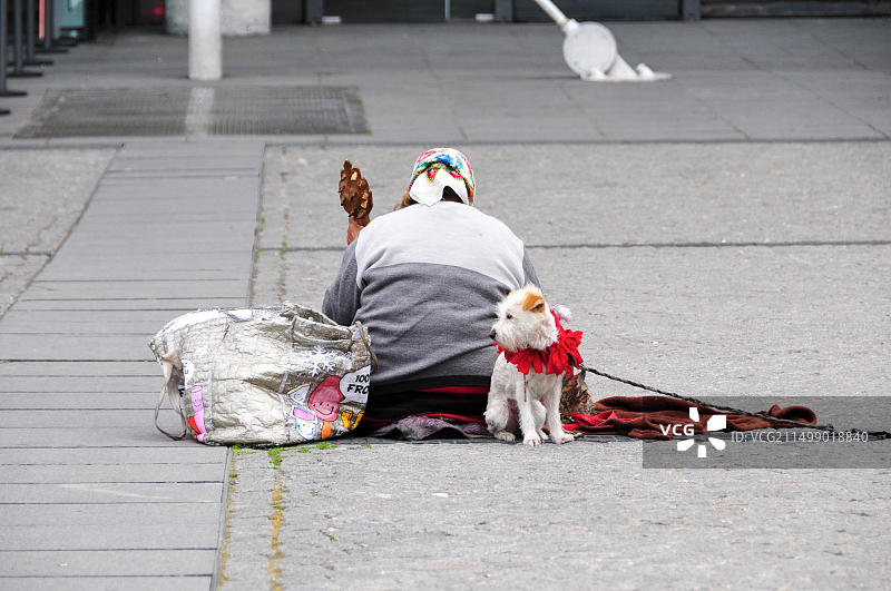 巴黎街头音乐人和狗图片素材