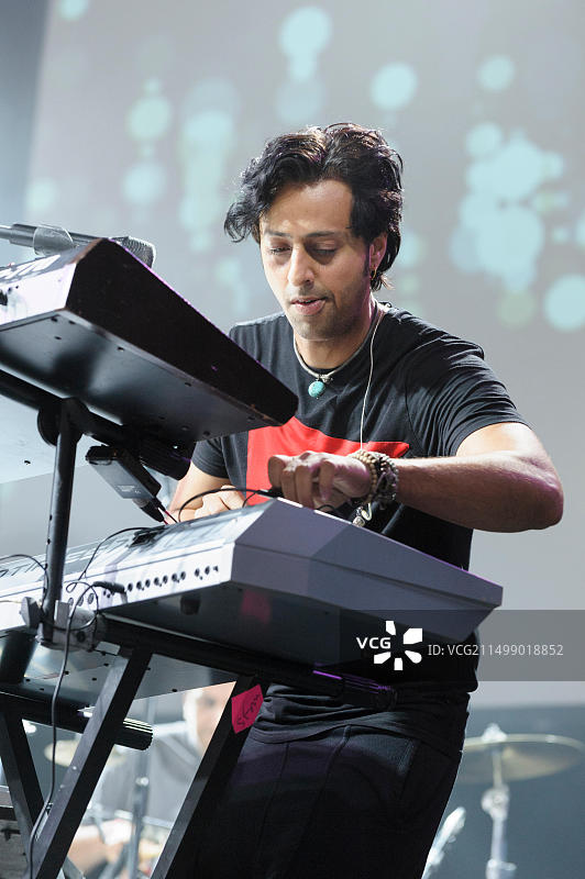 宝莱坞作曲家兼音乐家萨利姆· Merchant在英国查尔顿公园Womad音乐节上表演，2014年7月24日图片素材