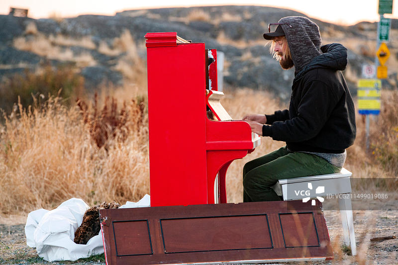 音乐家NATHANAEL SCHAEFFER在加拿大不列颠哥伦比亚省维多利亚橡树湾的卡特尔角公园图片素材