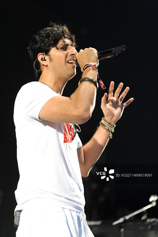 宝莱坞作曲家兼音乐家萨利姆· Merchant在英国查尔顿公园Womad音乐节上表演，2014年7月24日图片素材