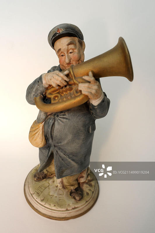 素烧瓷雕像，吹奏长号的音乐家图片素材