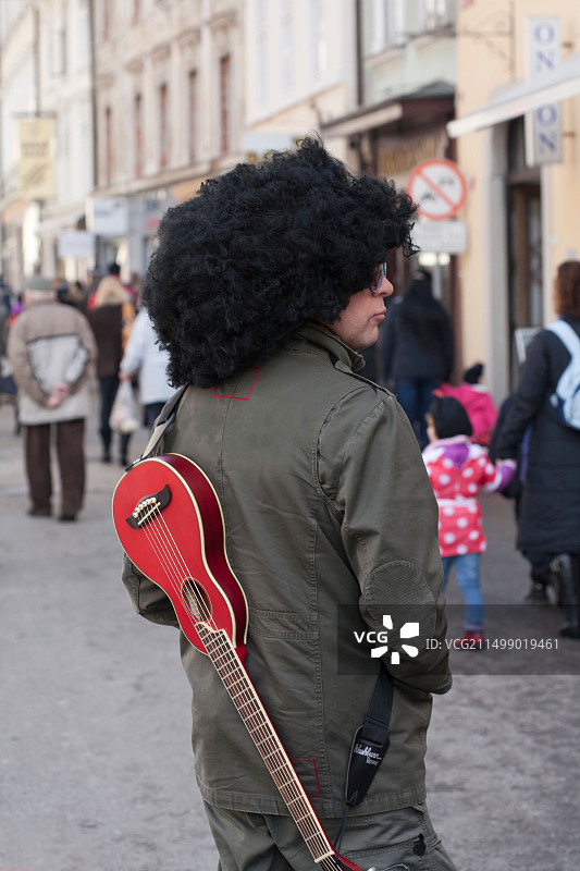 背着吉他的音乐家图片素材