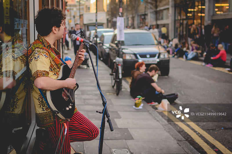 2019年2月英国伦敦：在砖巷演奏吉他的街头音乐家图片素材