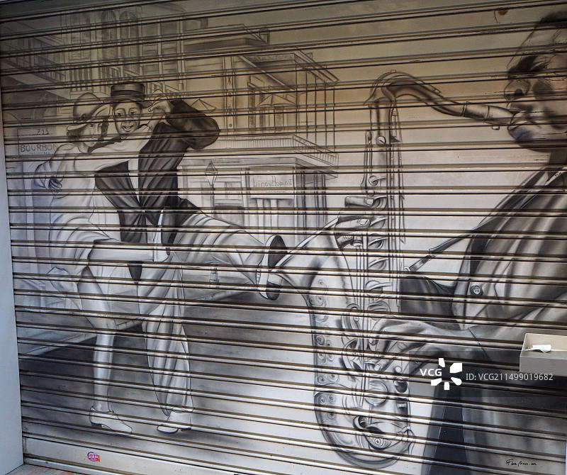 商店前卷帘门上的情侣和音乐家涂鸦图片素材