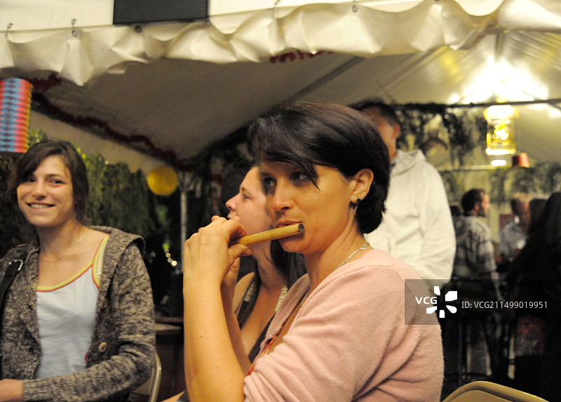 在法国咖啡馆演奏长笛的女音乐家图片素材