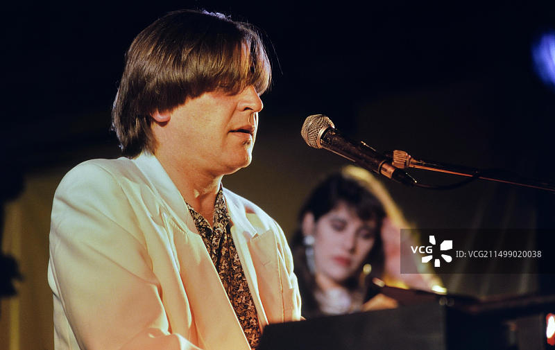 音乐家艾伦·普莱斯在黑斯廷斯啤酒节上演奏，1990年7月图片素材