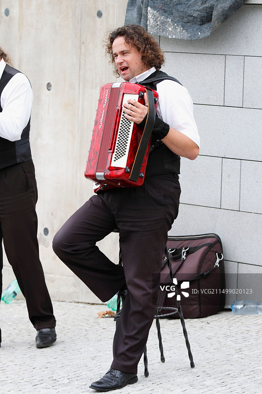 在布拉格城堡区表演的街头音乐家图片素材