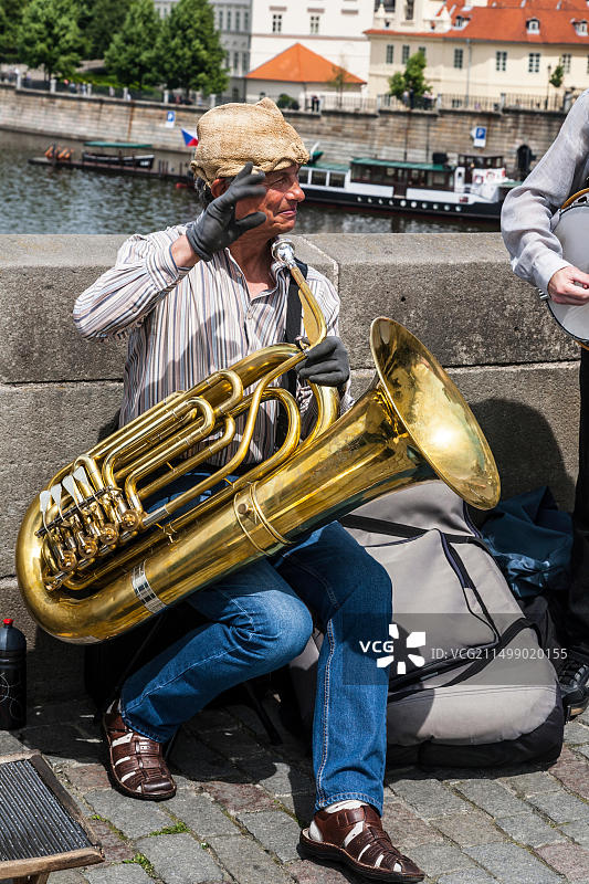 在捷克布拉格查理大桥上街头表演的爵士乐手图片素材