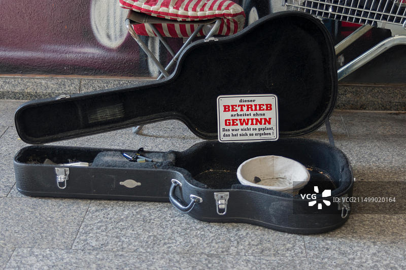 街头音乐家的吉他盒上的标语：无盈利经营，计划外之举图片素材