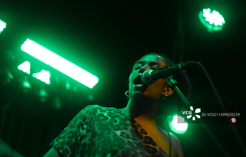 西班牙巴达霍斯商业街现场音乐会上的蓝调女歌手图片素材