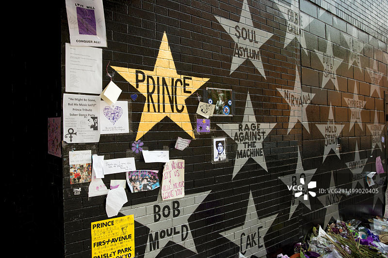 明尼阿波利斯市中心第一大道及第七街入口夜总会，音乐家Prince的金色星星纪念致敬图片素材