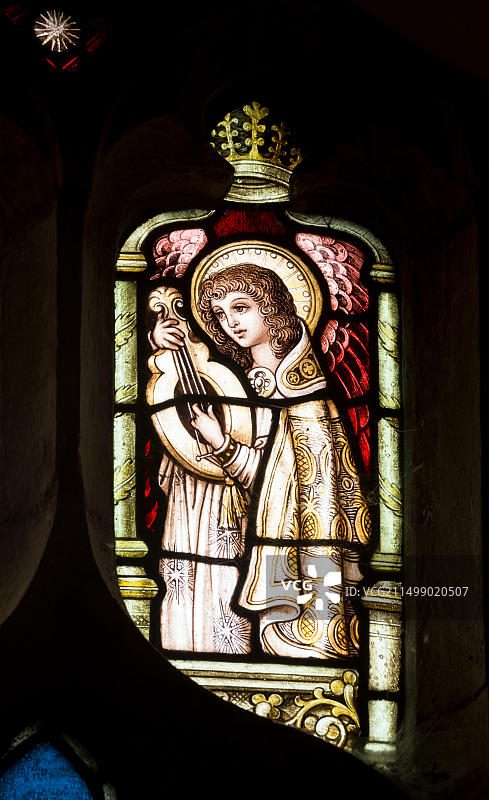 英国诺福克郡蒂奇韦尔圣玛丽教堂的天使音乐家彩色玻璃图片素材