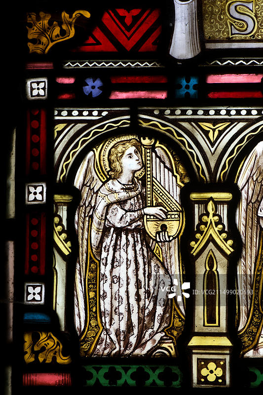 英国牛津郡圣三一教堂彩色玻璃天使音乐家图片素材