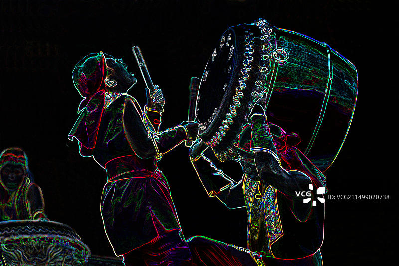 台湾鼓手演奏太鼓 - 具有发光边缘的数字处理图像，抽象音乐家和表演图片素材