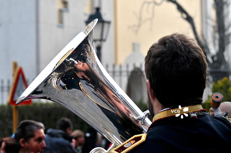 在西班牙埃斯科里亚尔圣洛伦索的耶稣受难日游行中演奏大号的音乐家图片素材