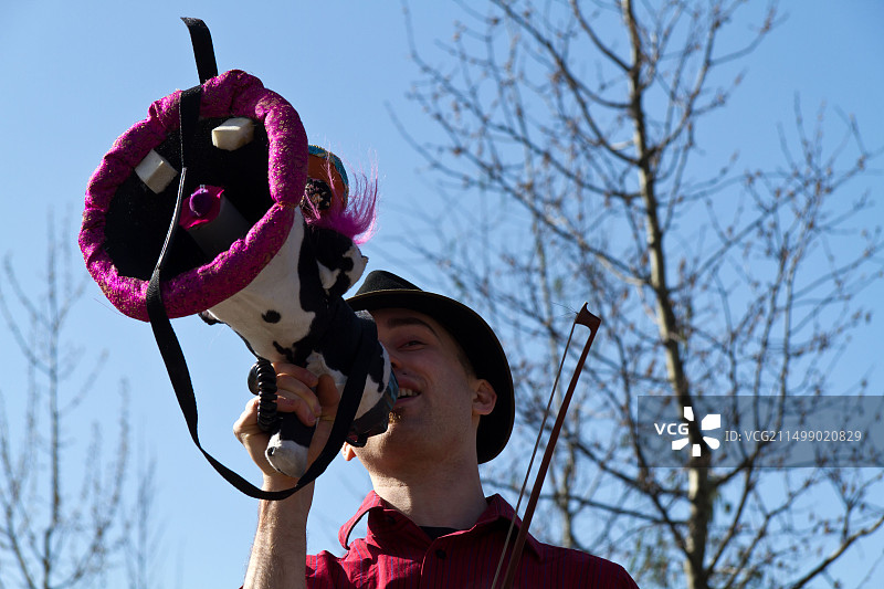 阳光明媚的周日下午，德国柏林墙公园的街头音乐家图片素材