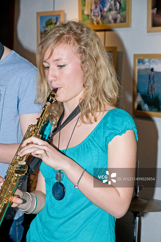 2012年3月在法国里昂圣福伊的西内·穆尔盖演奏爵士乐的年轻音乐家图片素材