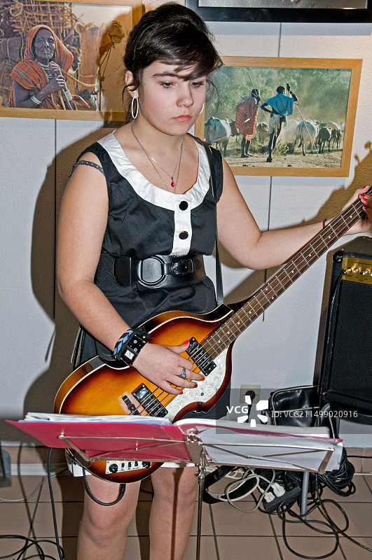 2012年3月在法国里昂圣福伊的西内·穆尔盖演奏爵士乐的年轻音乐家图片素材