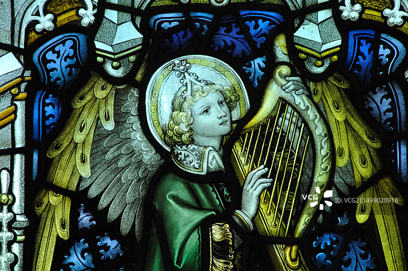 天使音乐家彩色玻璃，英国格洛斯特郡明钦汉普顿圣三一教堂图片素材
