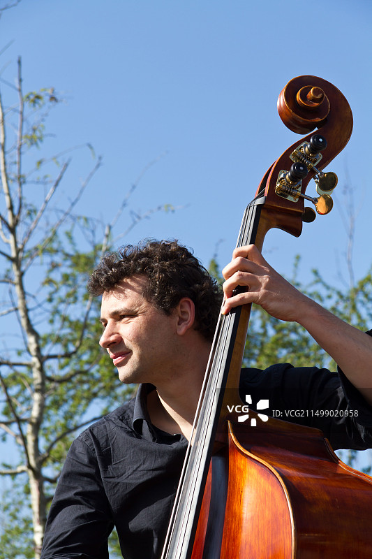 阳光明媚的周日下午，德国柏林墙公园的街头音乐家图片素材