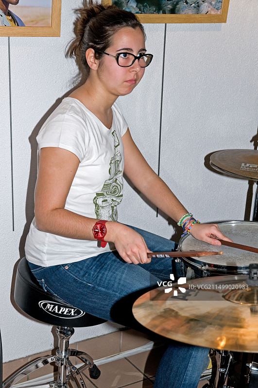 在法国里昂电影院演奏爵士鼓的年轻音乐家图片素材