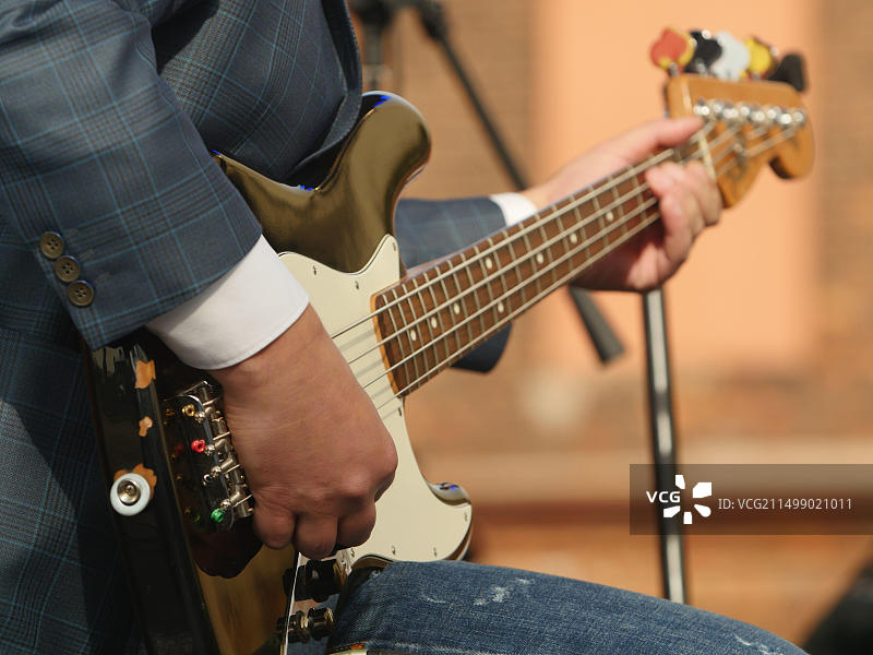 音乐家演奏贝斯吉他图片素材